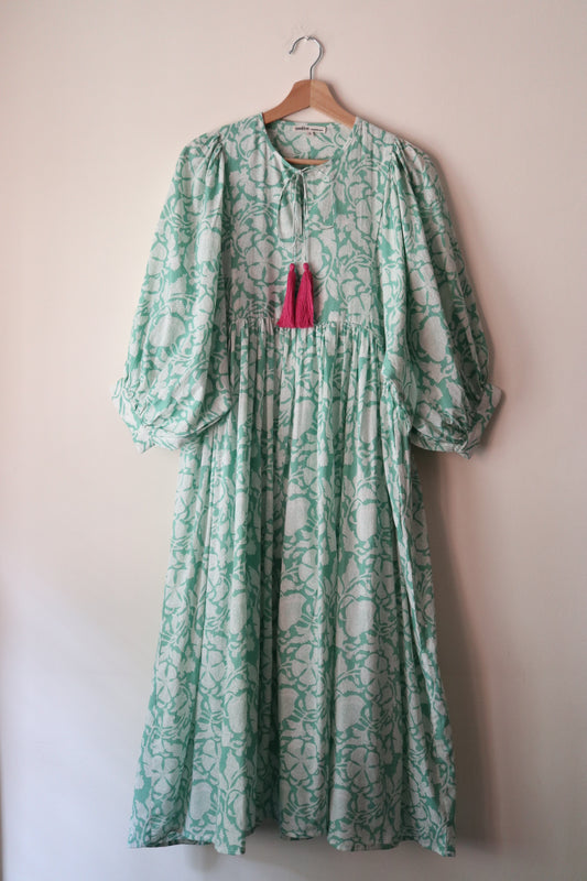 【3/1 (日) 11:30am JST 販売開始】Balloon sleeve dress