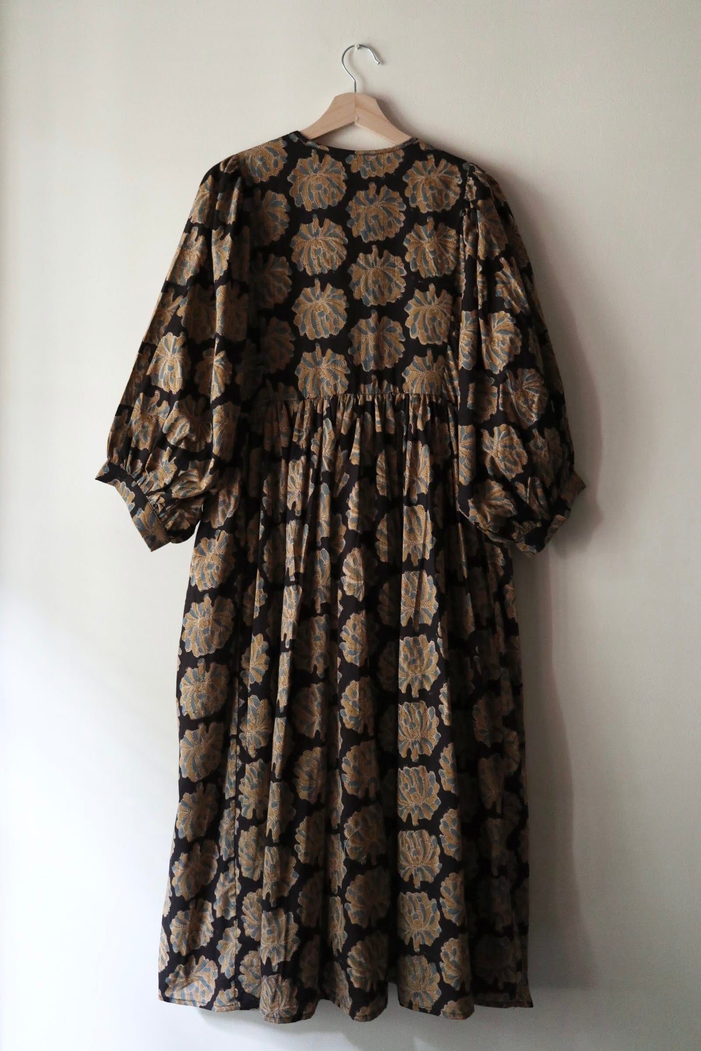 Balloon sleeve dress