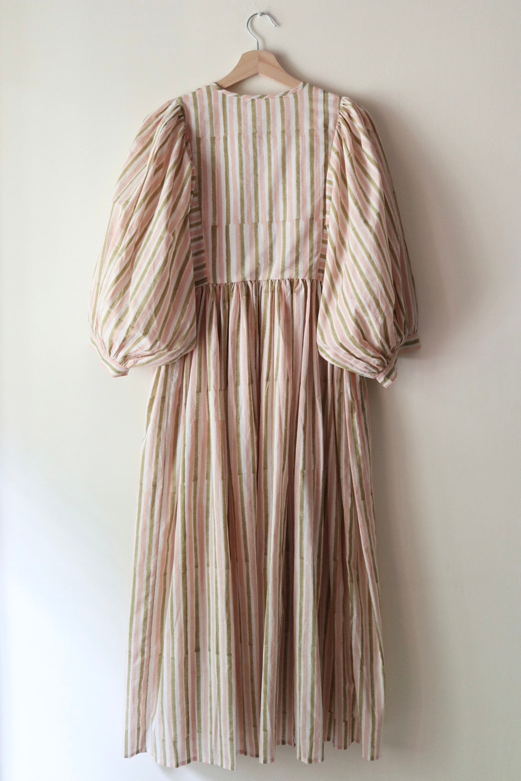 Balloon sleeve dress_ stripe cream